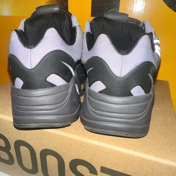 Yeezy boost 700 - Picture 3 of 12